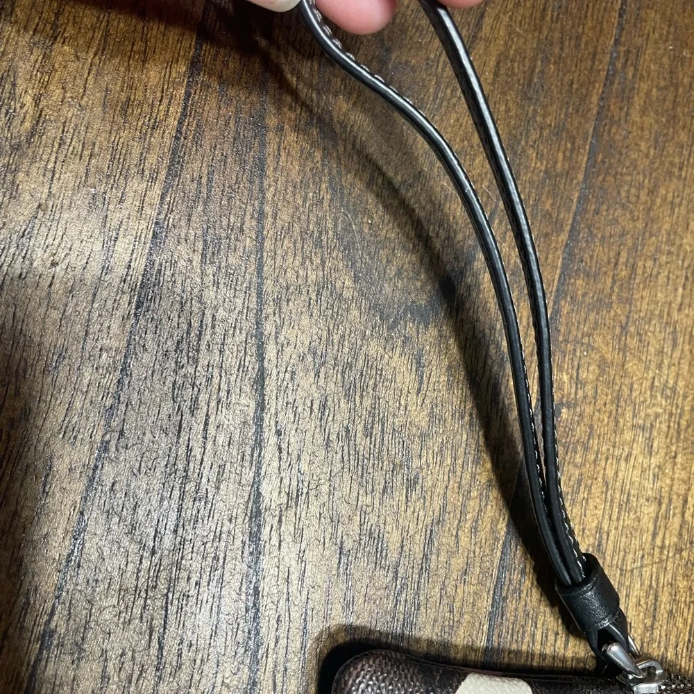 Coach heart wristlet - Picture 7 of 8